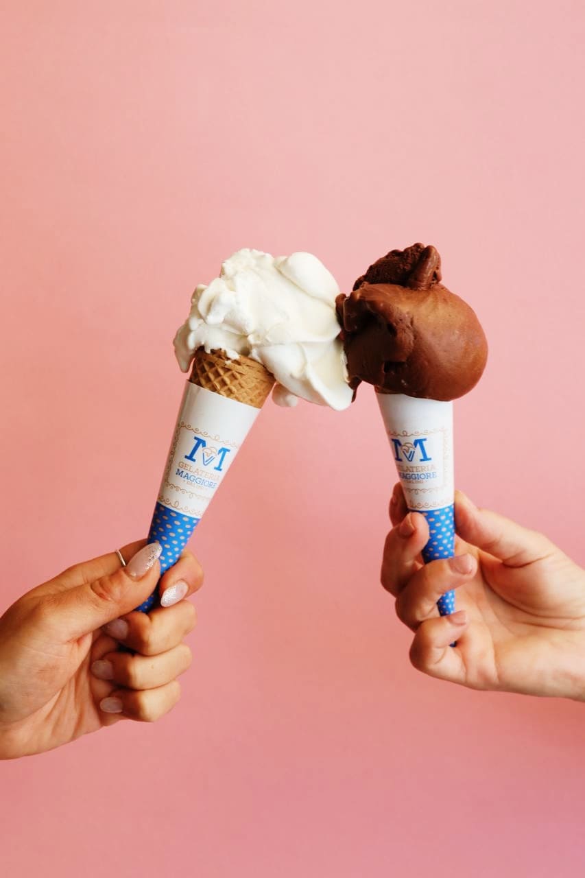 Due coni di gelato in brindisi