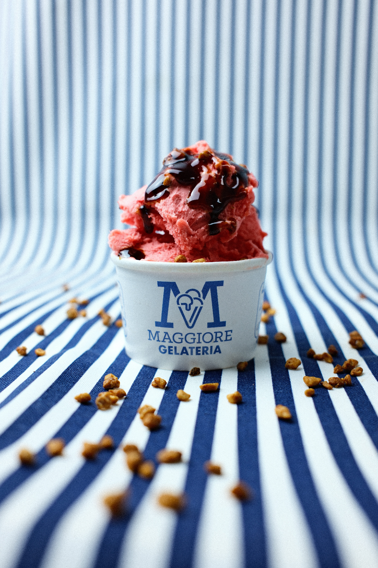 Cono di gelato in mano per le vie del centro